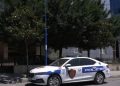 E mitura përndiqej nga një i burgosur, vetëdëmtohet me thikë dhe plagos punonjësen e policisë në Tiranë