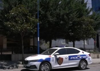 E mitura përndiqej nga një i burgosur, vetëdëmtohet me thikë dhe plagos punonjësen e policisë në Tiranë