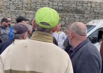 Banorët e tre fshatrave bllokojnë aksin Qukës-Qafë Plloçë pas mbylljes së rrugës lidhëse