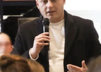 E ëma mendoi se ishte braktisur, ndaj braktisi atë: Historia e zyrtarit të PS, Alfred Muharremi, që u rrit në jetimore me vetëm një palë xhinse në vit