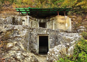 Kapen në flagrancë 4 të rinj duke gërmuar në Varret Ilire të Selcës