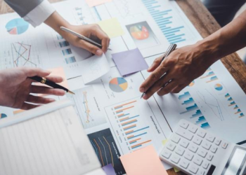 Analisti Burimi: Shqiptarëve po u fshihen emrat e përfituesve të paqes fiskale, po shtohen taksat dhe qendrat për emigrantët