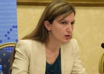 Thyen arrestin shtëpiak, drejtoresha e Ministrisë së Brendshme tenton t’i djegë makinën ish-partnerit, pasi më herët i kishte djegur krevatin