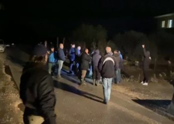 “Rrezikon të mbytet fshati, këta kriminelë nuk hapin kanalet”/ Banorët e Çiflikut shpërthejnë në protestë: Na bëhet presion, askush nuk vjen të zgjidhë problemin