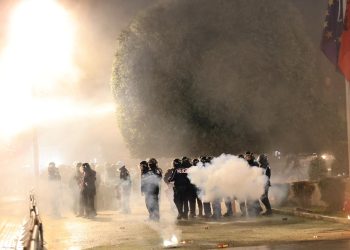 “Sot futën policinë për të arrestuar kalamajtë në protestë dhe për t’u hedhur bombula gazi në kokë”