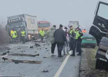 TRAGJEDI NË RUMANI/ Furgoni i tifozëve të PAOK përplaset me kamionët, mes 7 viktimave një shqiptar, tjetri i plagosur