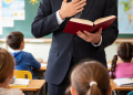 “Vdis sot, se do ringjallesh nesër” Skandal tronditës në shkollë 9 vjeçare, mësuesi predikonte Jehovain në klasë, prindërit në alarm