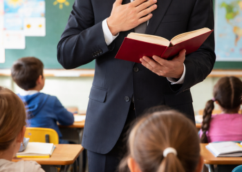 “Vdis sot, se do ringjallesh nesër” Skandal tronditës në shkollë 9 vjeçare, mësuesi predikonte Jehovain në klasë, prindërit në alarm