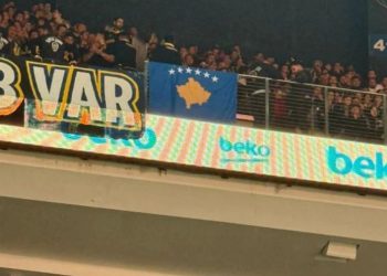 Turqit presin skuadrën serbe me flamurin e Kosovës, shpërthejnë tensionet në Euroligë