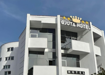 Plagosja e 18-vjeçares në hotelin “Gjuta” në Sauk, tentuan të fshehin gjurmët dhe armën, arrestohen nëna e xhaxhai i të dashurit, tre familjarë në kërkim