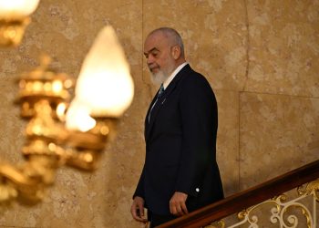 Reuters: Rama kërcënon gjyqësorin, ndryshon ligjin për t’i shpëtuar ministrat nga SPAK