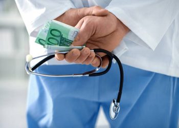 “Shëndetësia falas” mbetet premtim, 84% e shqiptarëve paguajnë nga xhepi