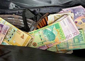 Kallashnikov në bankë në mes të Tiranës, 58 vjeçari qëllon brenda dhe kërkon paratë, arrestohet në flagrancë
