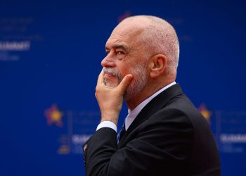 Ka një shprehje të vjetër: “Kur je në gropë, mos vazhdo të gërmosh”