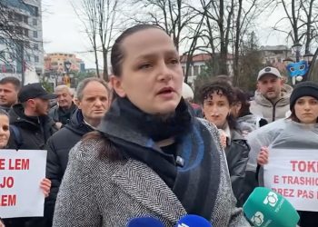 Tensione në Rrjoll, përplasje me Policinë, 6 banorë shoqërohen pasi bllokuan “Gener 2”