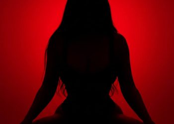 Eskortat në Shqipëri “shpërthejnë” online, gazetarja: Asnjë tarifë nën 200 euro, deri 800 euro në ditë për vajzat që operojnë në rrjet