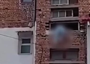 Tronditëse në Korçë: Adoleshentja tenton për herë të tretë të hidhet nga pallati, shpëtohet në sekondat e fundit