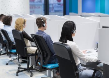 Industria që u promovua nga Rama, Artan Hoxha: Call centerat mbrohen nga policia, 500 deri në 1500 euro për tavolinë