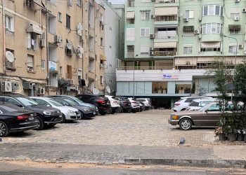 “Çlirimi” ishte fasadë, te “Petro Nini” rikthehet parkingu abuziv mbi hapësirën publike