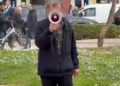 I vetëm në protestë, pensionisti me megafon para Parlamentit: “Po na vidhni kafshatën e gojës”