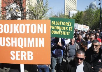 “Na subvenciononi naftën si jahtet”/ 4 orë protestë, Malaj tallet me fermerët: “Kemi ulur akcizën”