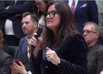 Jeni vetëm për të vjedhur dhe për të siguruar njerëzit tuaj”/ Juristja nga Italia shpërthen në Samitin e Diasporës, përplaset me politikën dhe i drejtohet Ballës: Jeni larg realitetit, keni mbyllur dyert për shqiptarët jashtë vendit