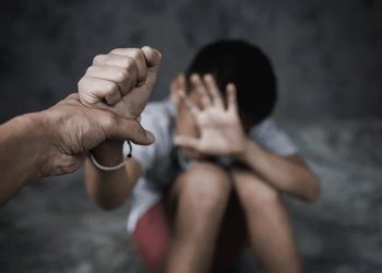 Abuzim i rëndë në Gjirokastër, 17-vjeçari abuzon me 10-vjeçarin në prani të të miturve dhe arratiset drejt Greqisë