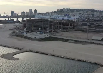 Paralajmërimet u injoruan: Zhytje 74 cm dhe krisje që po mbulohen në “Durrës Marina”, pasojat mbi blerësit e apartamenteve në ajër