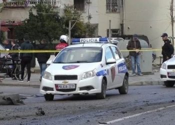 Memaliaj/ Shpërthim tritoli në banesën e administratorit të Qesaratit, autorët djegin ‘Range Rover’ dhe zhduken në këmbë