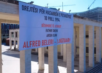 “Drejtësi për Peshkëpinë”/ Banderola në Tiranë e Himarë, Beleri në qendër të akuzave pas 32 vitesh nga masakra me 2 ushtarë të vrarë