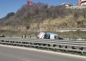 Aksident tragjik në Rrugën e Kombit, humb jetën një person dhe plagosen rëndë tre të tjerë