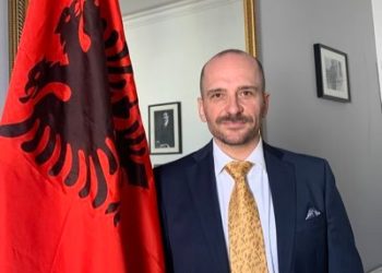 Ambasadori ynë në Londër shpërthen te “The Guardian”: Shqiptarët po demonizohen dhe përdoren si shënjestër politike