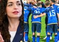 Vjosa Osmani dekoron Kombëtaren e Kosovës: “Përfaqësuat në mënyrën më të denjë të mundshme shtetin tonë”