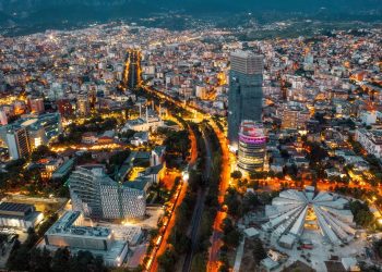 Tirana kap Milanon për çmimet e apartamenteve, por jo për pagat: Kryeqyteti i 4-ti më i shtrenjtë në Europë