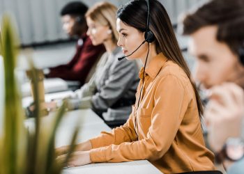 Call center-at e mashtrimit po kriminalizojnë të rinjtë shqiptarë, ekspertët: Fenomen më i rrezikshëm se droga