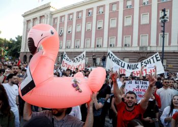 Forbes ngre alarmin për projektin e Kushner: BE monitoron Zvërnecin, mesazh edhe për protestuesit “Mbro tokën”