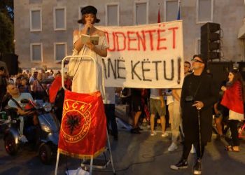 Gala Dragot në protestë: Brezi im do ta shpëtojë këtë vend