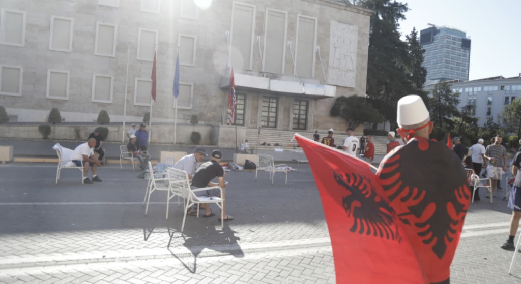 Dita e 21 të  Policia procedon edhe 9 protestues që e gdhinë para Kryeministrisë  qeveria tenton të shuajë tubimin me presion