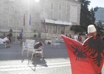 Dita e 21-të/ Policia procedon edhe 9 protestues që e gdhinë para Kryeministrisë, qeveria tenton të shuajë tubimin me presion
