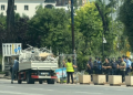 Rreth 100 policë zbarkojnë para Kryeministrisë, largojnë protestuesit dhe heqin këpucët simbol të emigracionit