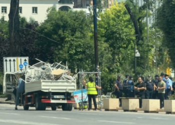 Rreth 100 policë zbarkojnë para Kryeministrisë, largojnë protestuesit dhe heqin këpucët simbol të emigracionit