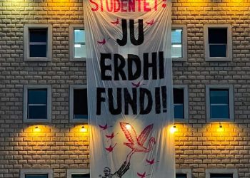 Kush e urdhëroi heqjen e banderolës “Ju erdhi fundi” te Politekniku? Mesazhi kundër qeverisë që u zhduk nga hapësira publike