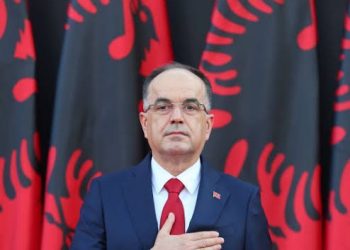 Shqipëria digjet… Begaj hesht për protestat, por dekreton amnistinë penale: Përfitojnë 1335 të dënuar