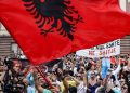 Kur pushteti prek bukën e protestuesit…