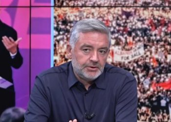 Klosi tenton t’i veshë protestës petkun politik, por ajo nuk ka negociatorë