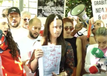 “SPAK You!”/ Protestuesit dorëzojnë ‘Albanian Files’: Këto janë provat e krimit të Ramës