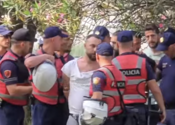 Protesta para Kuvendit, qytetarët presin me vezë e miell deputetët, shoqërohen 5 prej tyre