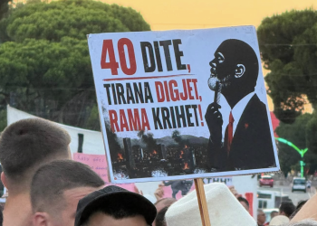 Historike! Për të 40-ën ditë radhazi, qytetarët mbushin bulevardin me thirrjen: “Rama ik!”