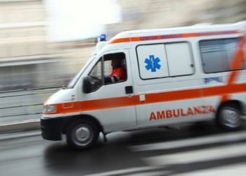 E rëndë në Durrës, 40-vjeçari plagos me thikë bashkëshorten dhe arratiset