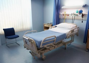 Shqipëria po zbrazet, por spitalet mbeten të mbingarkuara! Humbëm një në katër banorë në 25 vjet